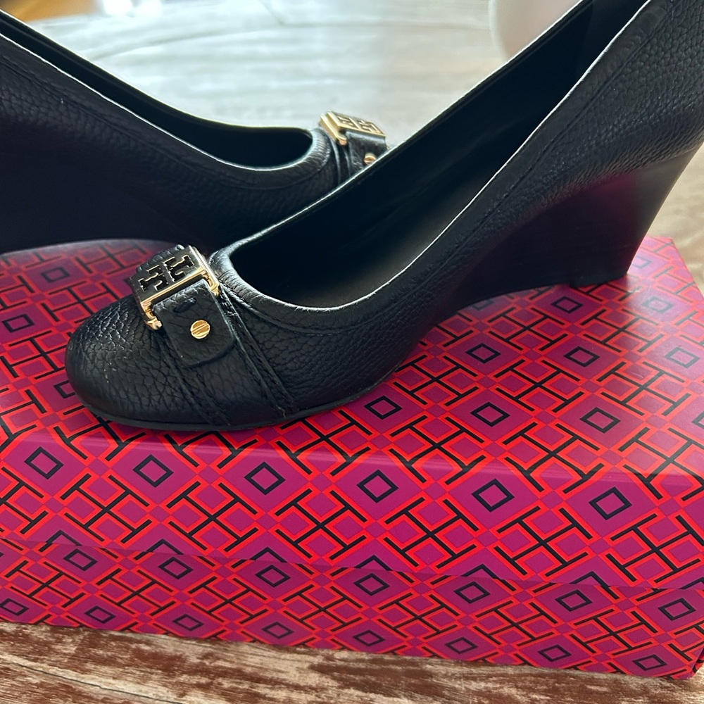 Barely worn! Tory Burch Black Jackie Wedge Women's Shoes 6.5M - Picture 4 of 7